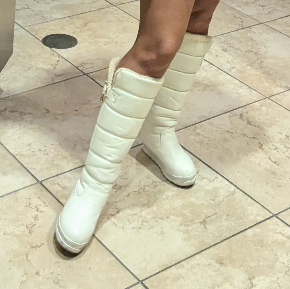 Botas - Picture 2 of 4